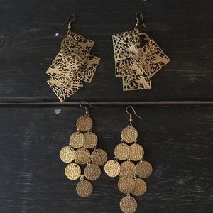 Gold tone dangly earrings 😍